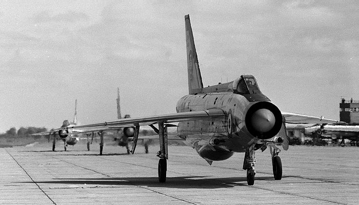 xr713dm.jpg (57322 bytes)