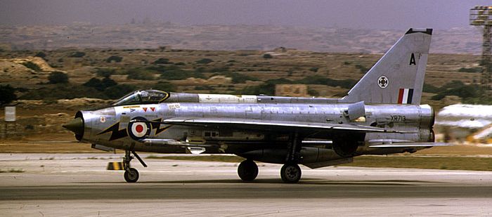 xr713twa.jpg (45783 bytes)
