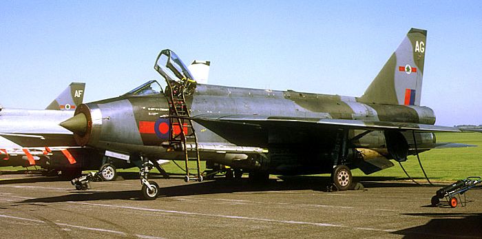 xr724twag.jpg (51409 bytes)