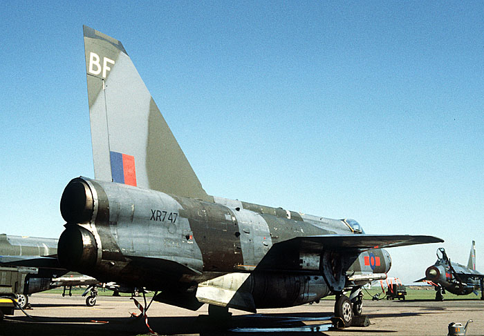 xr747prm.jpg (90639 bytes)