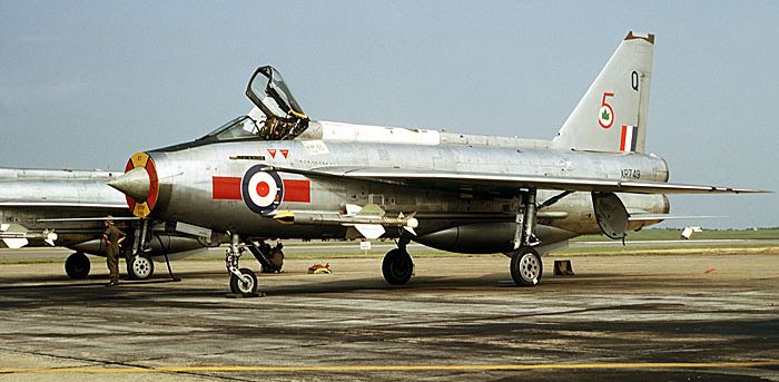 xr749tw5.jpg (53508 bytes)