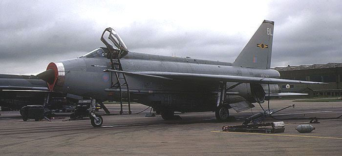 xr752tw11.jpg (36614 bytes)