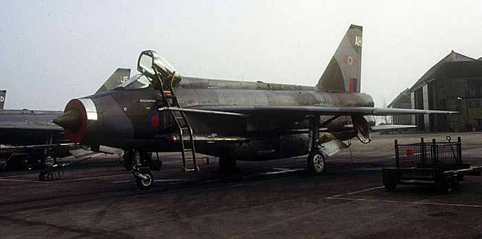 xr758tw.jpg (41291 bytes)