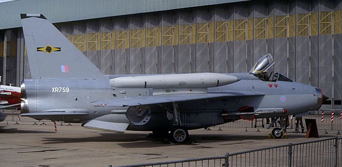 xr759tw.jpg (49964 bytes)