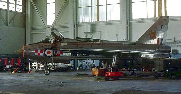 xr770tw56.jpg (56155 bytes)