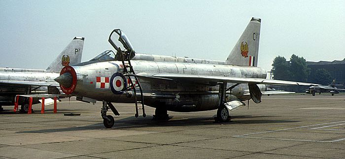 xr771tw56.jpg (47787 bytes)